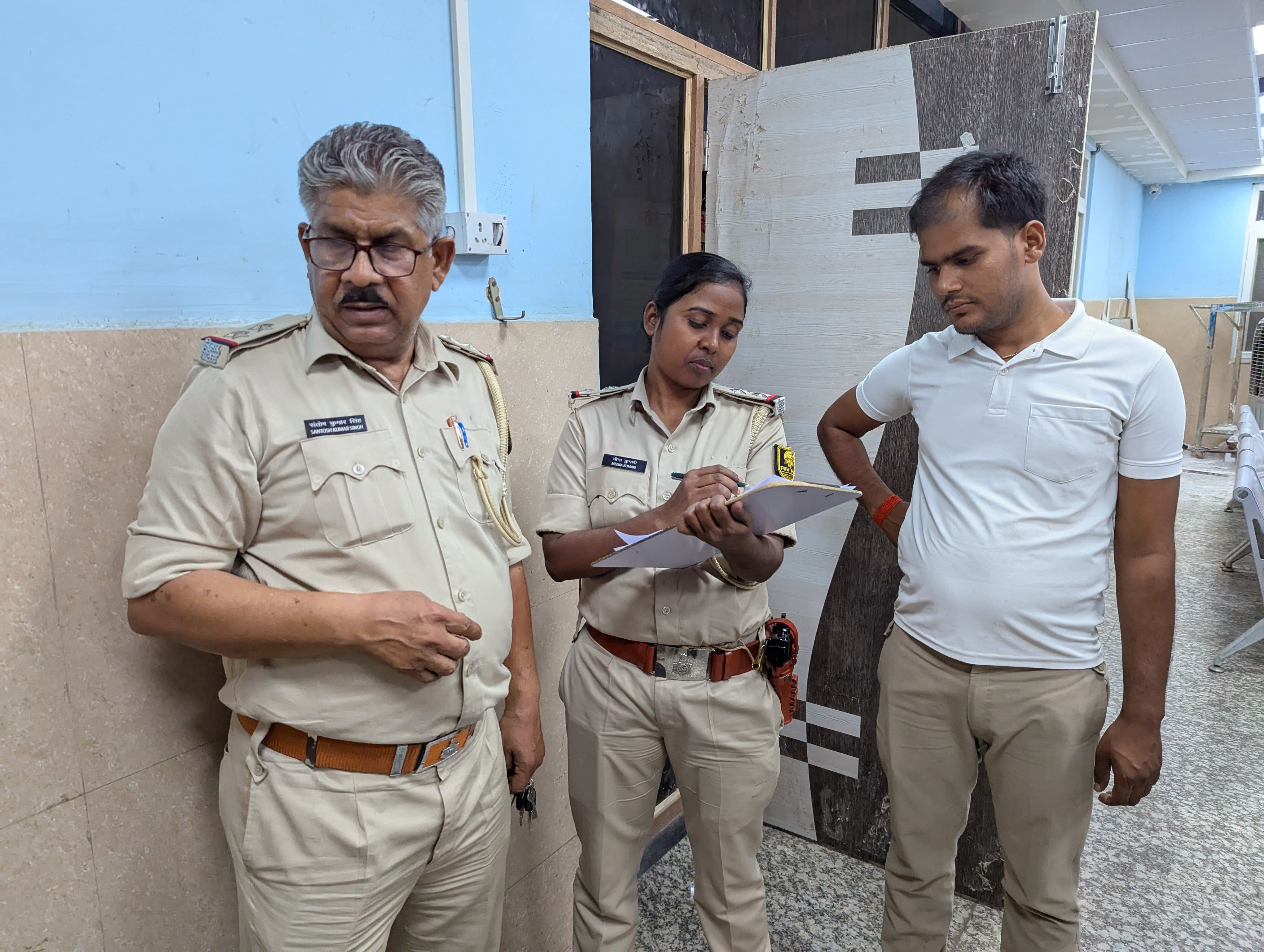 जख्मियों को इलाज के लिए पुलिस लेकर आई थी सदर अस्पताल।