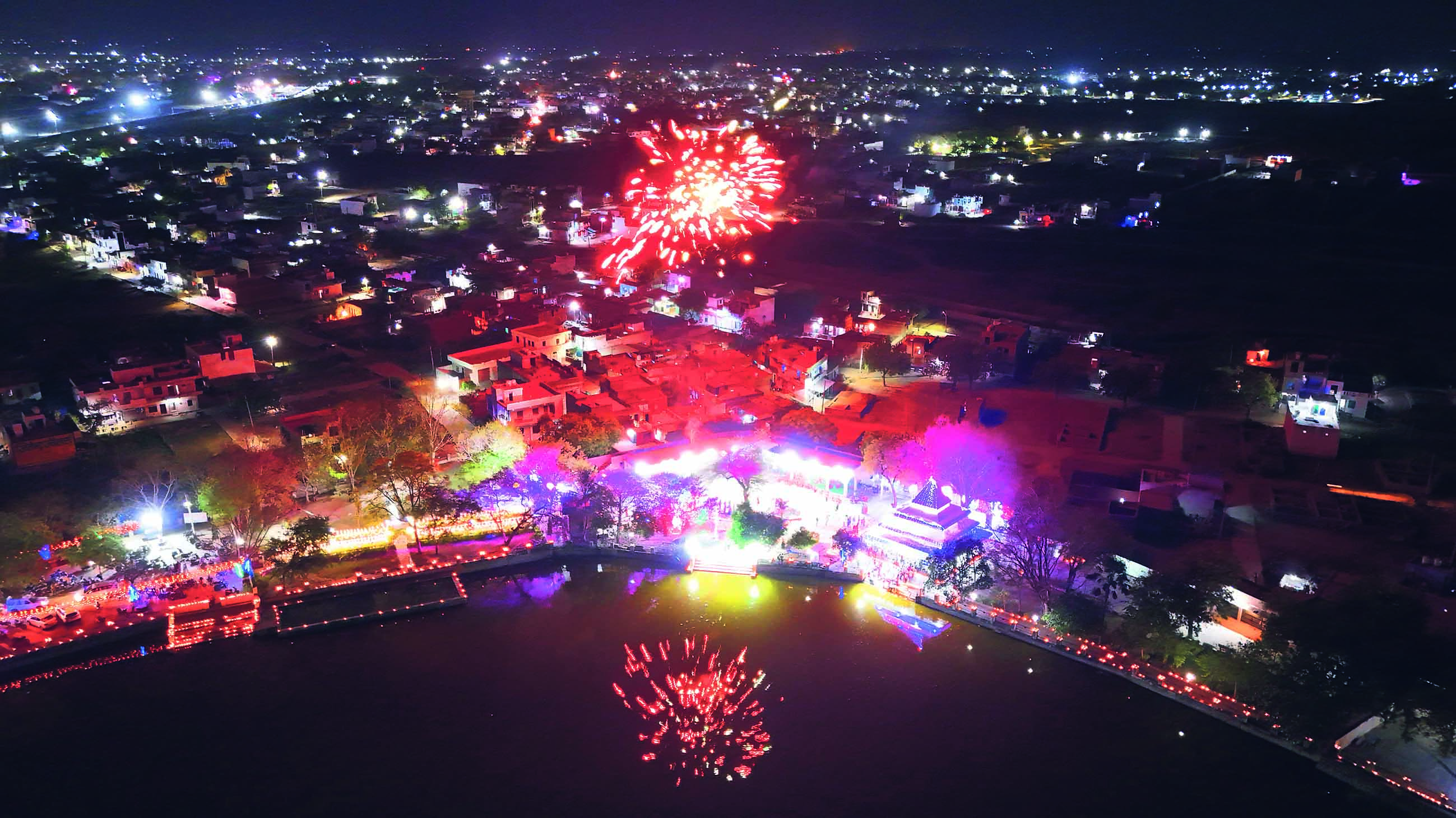 Deepdan Deepdan and Mahaarati were organized, sky lamp and fireworks became the ...