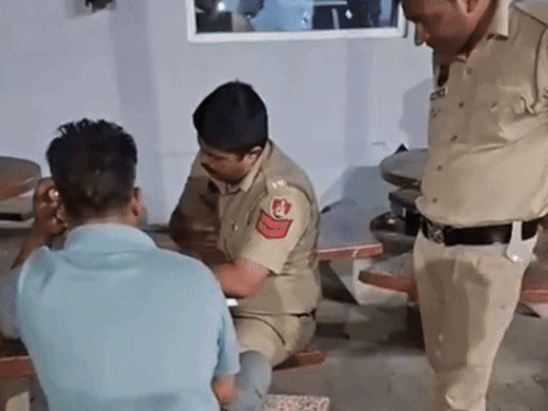 ਪੋਸਟਮਾਰਟਮ ਦੀ ਕਾਰਵਾਈ ਕਰ ਰਹੇ ਪੁਲਿਸ.