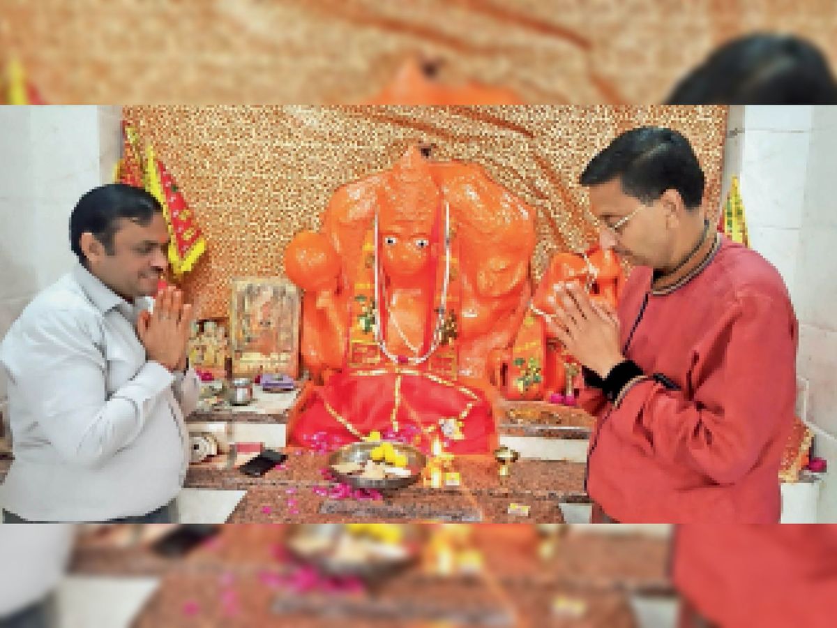 पचरंगा बाजार प्राचीन हनुमान मंदिर में पूजन करते समिति पदाधिकारी।