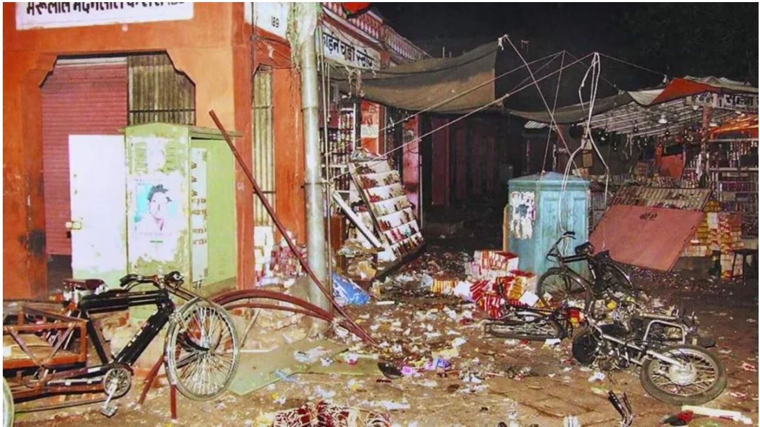 जयपूरमधील गुन्हेगारांनी गुजरातमध्येही बॉम्बस्फोट घडवला होते: राजस्थानमध्ये दहशतवादी हल्ल्यासाठी 6 गट, वाचा- जन्मठेपेच्या शिक्षेमागची कहाणी हे छायाचित्र २००८ मध्ये जयपूरमध्ये झालेल्या मालिकेतील बॉम्बस्फोटांचे आहे.
