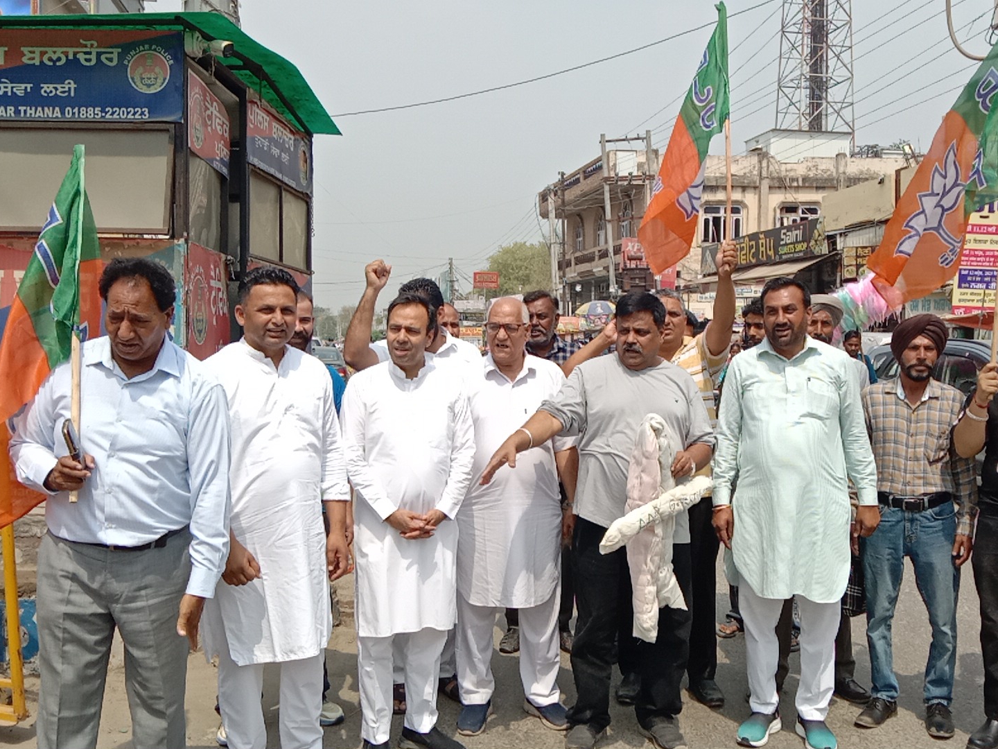 बलाचौर में सरकार का पुतला फूंकते भाजपा कार्यकर्ता।