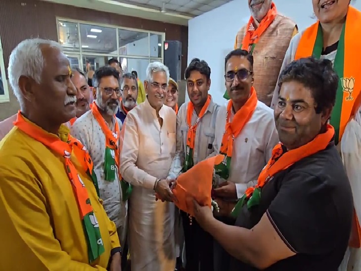 ਪ੍ਰੋਗਰਾਮ ਵਿਚ ਮਨੀਸ਼ ਗਰੋਵਰ ਦਾ ਸਵਾਗਤ ਕਰਨ ਵਾਲੇ ਕਾਮੇ.