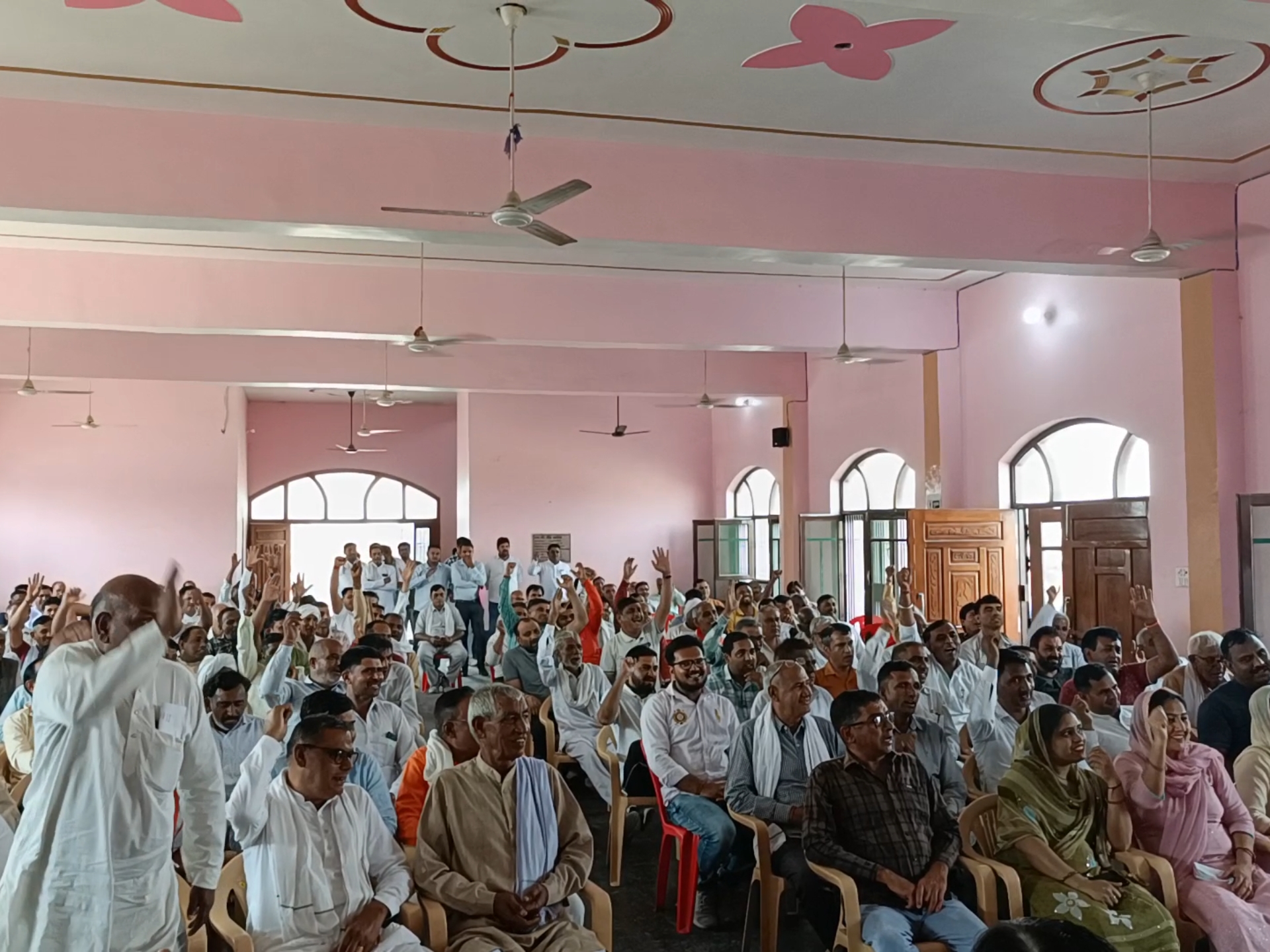 कार्यक्रम में मौजूद कार्यकर्ता।