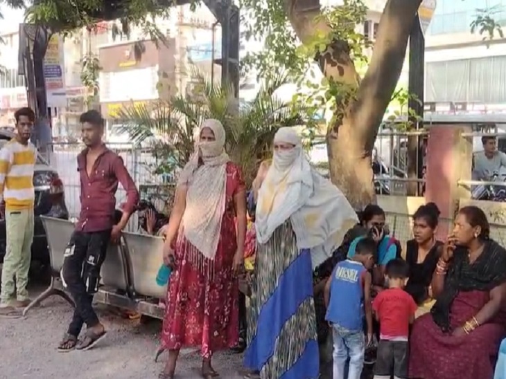 थाने में शिकायत दर्ज कराने पहुंचे परिजन - Dainik Bhaskar