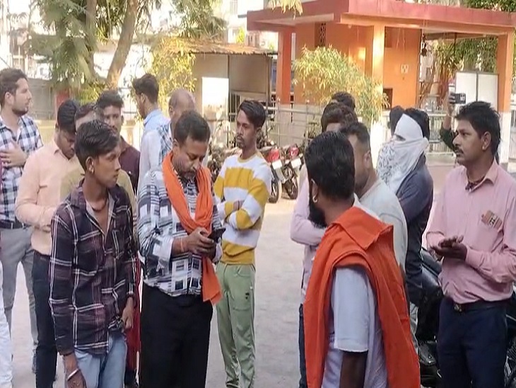 थाने में हंगामा करने पहुंचे मोहल्ले के लोग