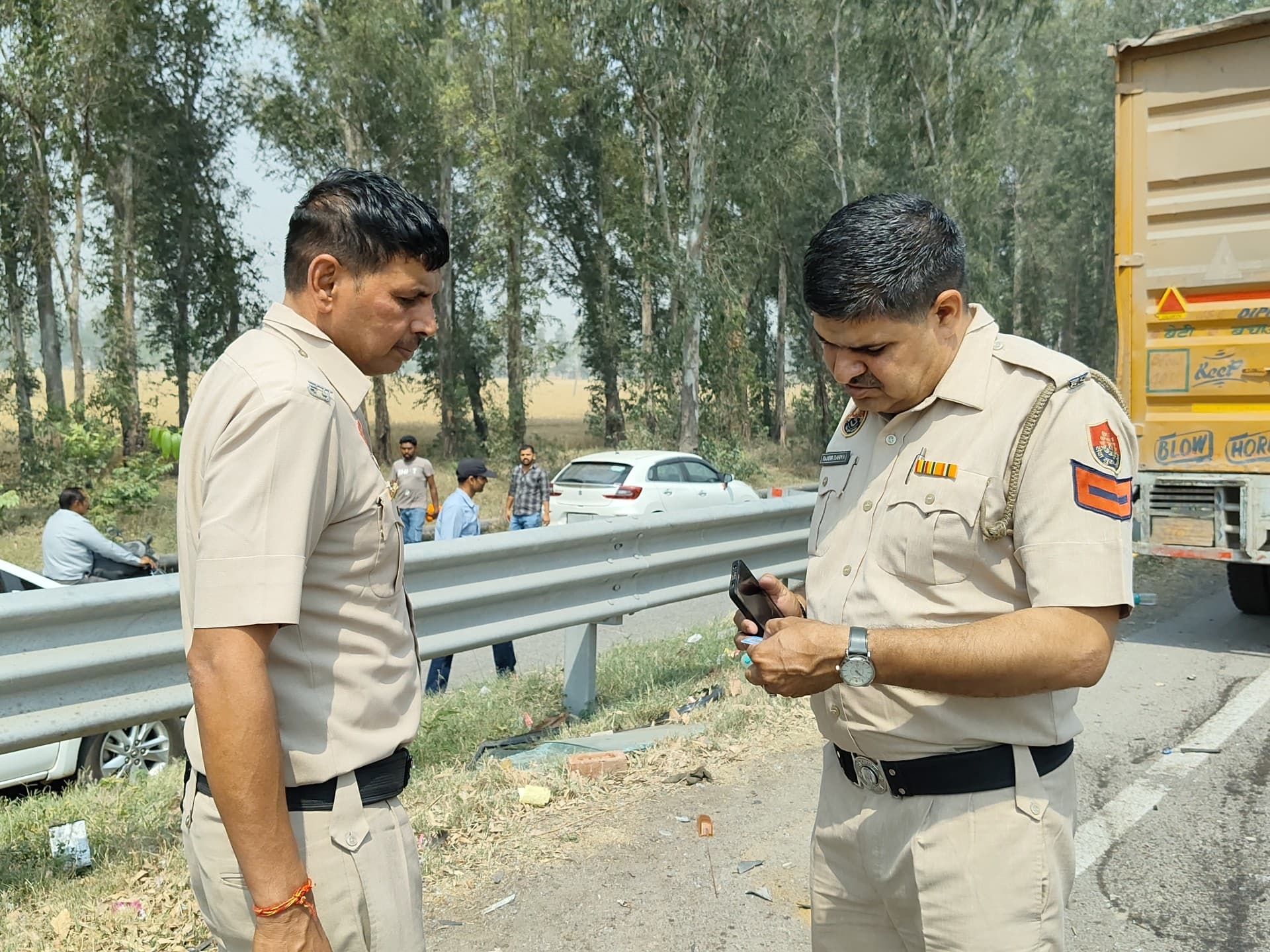 ਮੌਕੇ 'ਤੇ ਜਾਂਚ ਕਰਦਿਆਂ ਪੁਲਿਸ ਅਧਿਕਾਰੀ.