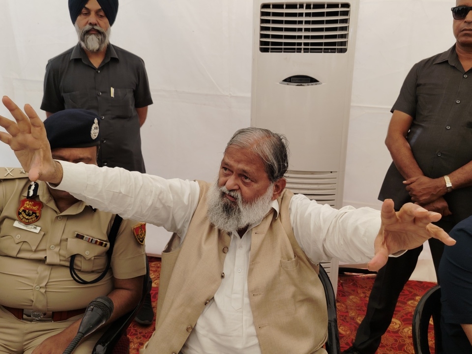 ਟਰਾਂਸਪੋਰਟ ਮੰਤਰੀ ਅਨਿਲ ਵਿਜ, ਜੋ ਰੈਲੀ ਸਾਈਟ 'ਤੇ ਪਹੁੰਚੇ, ਅਧਿਕਾਰੀਆਂ ਨੂੰ ਨਿਰਦੇਸ਼ ਦਿੰਦੇ ਹਨ.