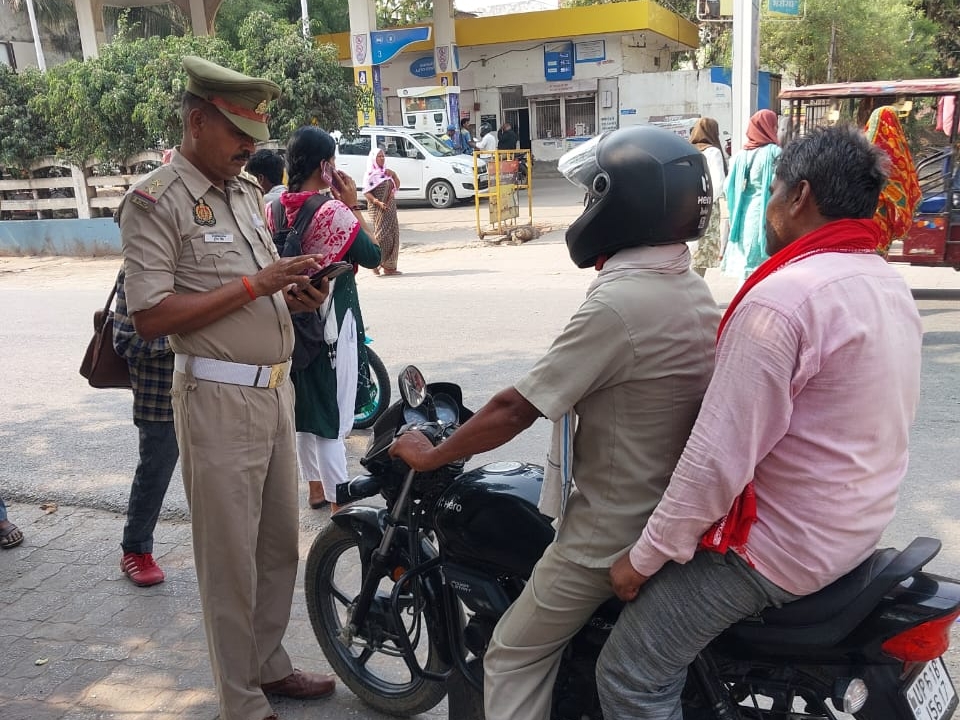 Helmet is mandatory for pillion rider too | बाइक पर पीछे बैठने वाले के लिए भी हेलमेट जरूरी: पहले दिन 300 से ज्यादा लोगों का चालान, जारी रहेगा अभियान - Ghazipur News | Dainik ...