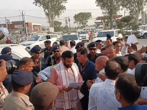 ਲੋਕ ਸੈਮੀ ਨਾਇਬ ਸੈਣੀ ਨਾਲ ਗੱਲ ਕਰ ਰਹੇ ਹਨ.