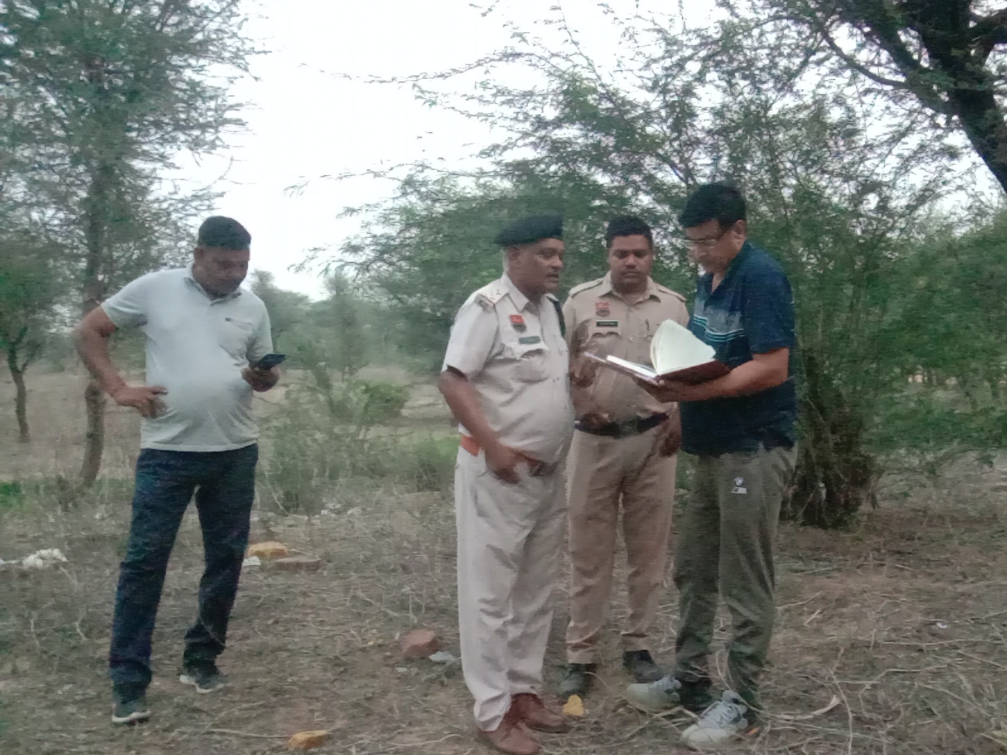 जांच करती पुलिस।