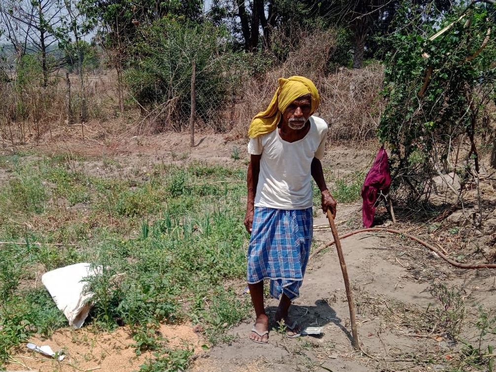 घर क्षतिग्रस्त होने के बाद ग्रामीण रात से बाहर ही है