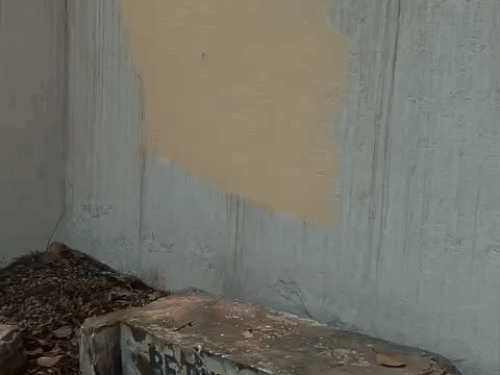 दीवार पर नारे मिटा कर करवाया गया ताजा पेंट।