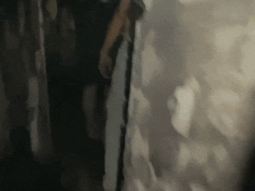 गुरुग्राम के फ्लैट में रात के समय लगी आग बुझाते फायर ब्रिगेडकर्मी। - Dainik Bhaskar