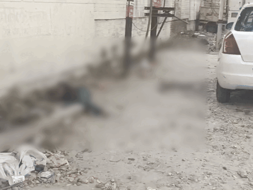 लुधियाना के सिविल अस्पताल के बाहर पड़ा व्यक्ति का शव। - Dainik Bhaskar