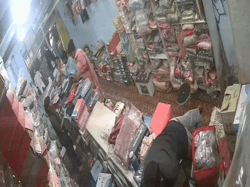 ਇੱਕ ਚੋਰ ਦੇ ਮੈਂਬਰ ਦੇ ਮੈਂਬਰ ਗੁਰੂਗ੍ਰਾਮ ਵਿੱਚ ਕਪੜੇ ਦੇ ਸ਼ੋਅਰੂਮ ਤੋਂ ਇੱਕ ਕਪੜੇ ਅਤੇ ਸਾੜੀ ਦਾ ਸਦੱਸ.