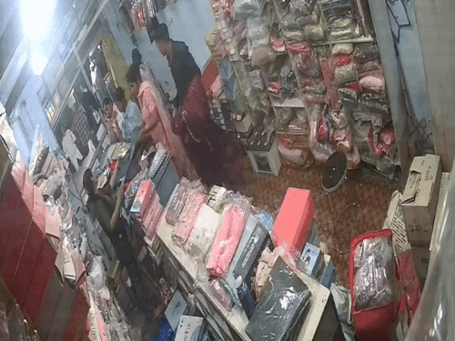 ਗੁਰੂਗ੍ਰਾਮ ਵਿਚ, ਇਕ ਜਵਾਨ ਇਕ ਸਾੜ੍ਹੀ ਵਿਚ the ਰਤ ਨੂੰ ਸੂਟ ਦੇਣਾ ਹੈ.