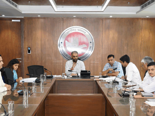 चंडीगढ़ के गृह सचिव मनदीप बराड़ मीटिंग लेते हुए। - Dainik Bhaskar