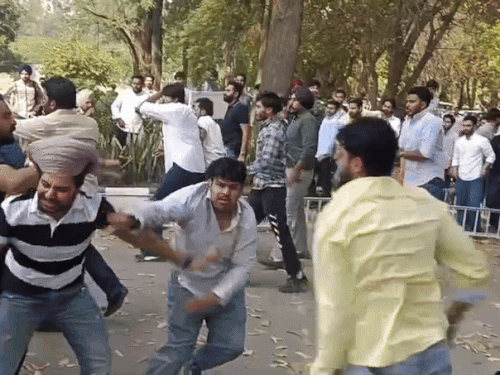 पंजाब यूनिवर्सिटी में 2 गुट आपस में लड़ते हुए। - Dainik Bhaskar