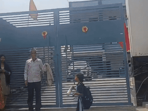 निरीक्षण करने पहुंची शिक्षा विभाग की टीम।