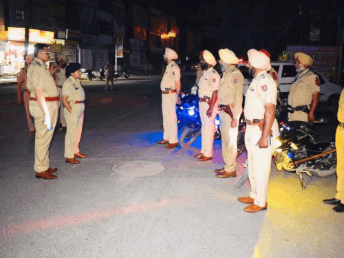 फरीदकोट में डीआईजी अश्विनी कपूर और एसएसपी डॉ. प्रज्ञा जैन के साथ पुलिस टीम जांच करते हुए। - Dainik Bhaskar