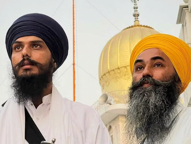 खालिस्तान समर्थक सांसद अमृतपाल सिंह के साथ पपलप्रीत सिंह। - Dainik Bhaskar