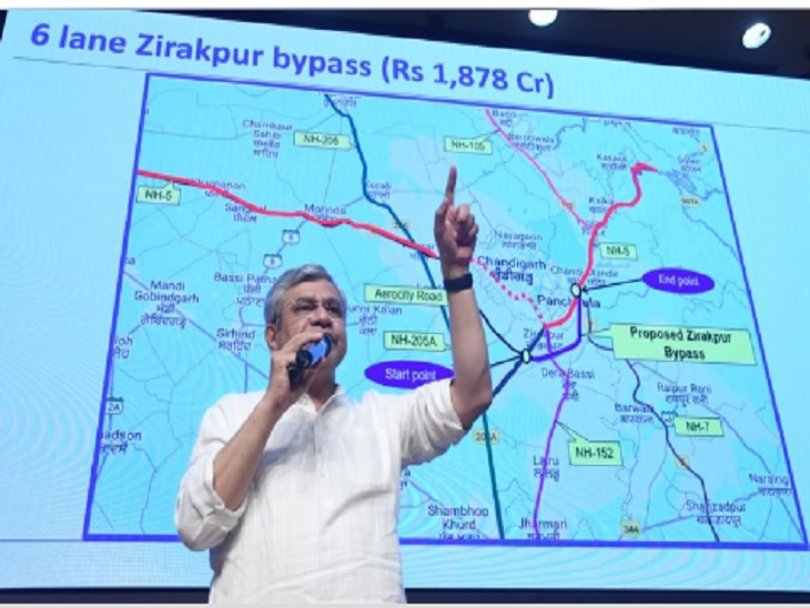 केंद्रीय मंत्री अश्विनी वैष्णव प्रोजेक्ट के बारे में जानकारी देते हुए। - Dainik Bhaskar