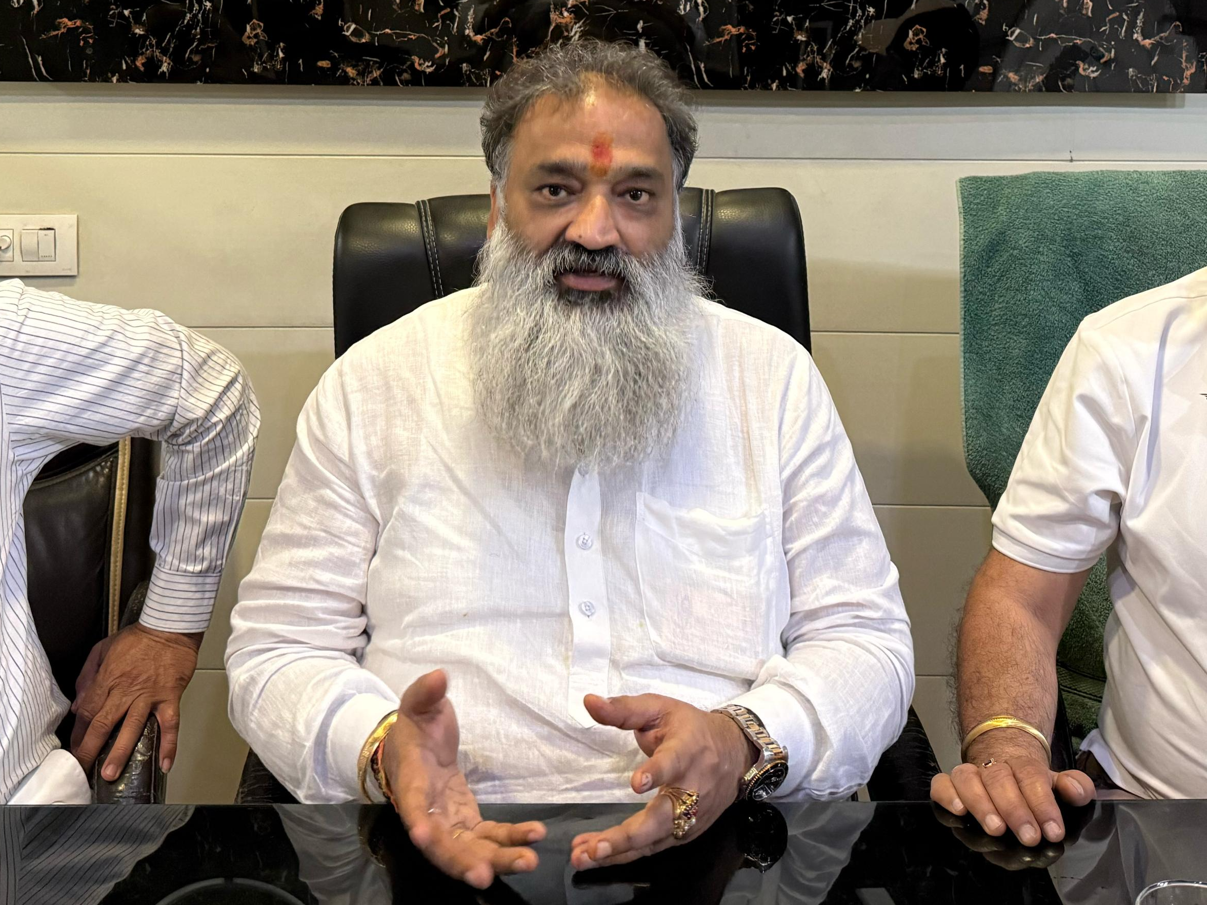 जानकारी देते वीरेश शंडिल्य। - Dainik Bhaskar