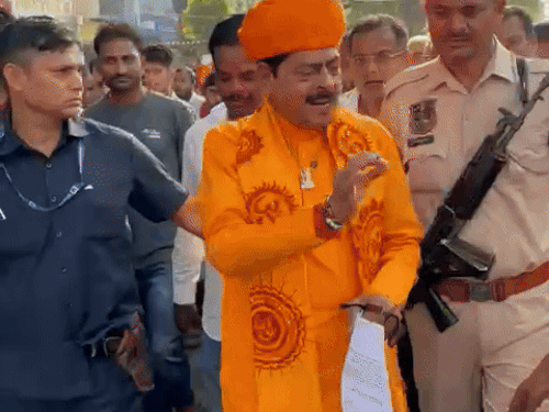 झारखंड महादेव मोड़ पर अतिक्रमण हटाओ अभियान के दौरान पहुंचे विधायक गोपाल शर्मा।