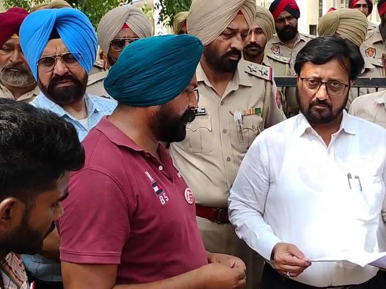 ਲੋਕ ਤਹਿਸੀਲਦਾਰ ਨੂੰ ਡੀਸੀ ਦੇ ਨਾਮ ਤੇ ਮੈਮੋਰੰਡਮ ਨੂੰ ਸੌਂਪਦੇ ਹੋਏ.