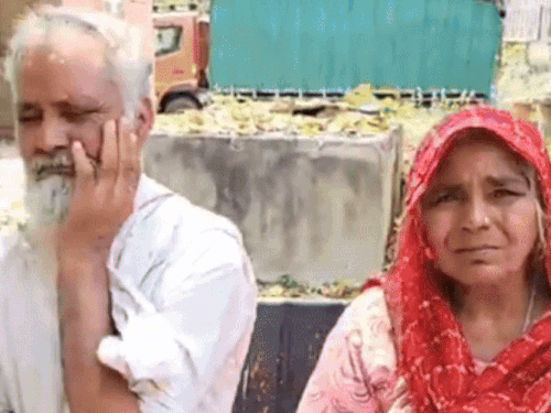 पीड़ित दंपती, जिनके साथ बेटे ने मारपीट की। दोनों के शरीर पर निशान पड़े हैं।