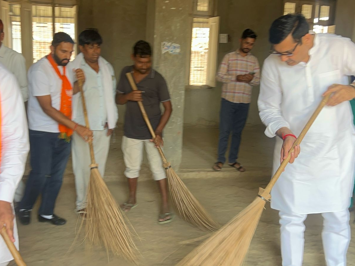 अभियान के तहत झाड़ू लगाते पूर्व मंत्री देवेंद्र बबली।