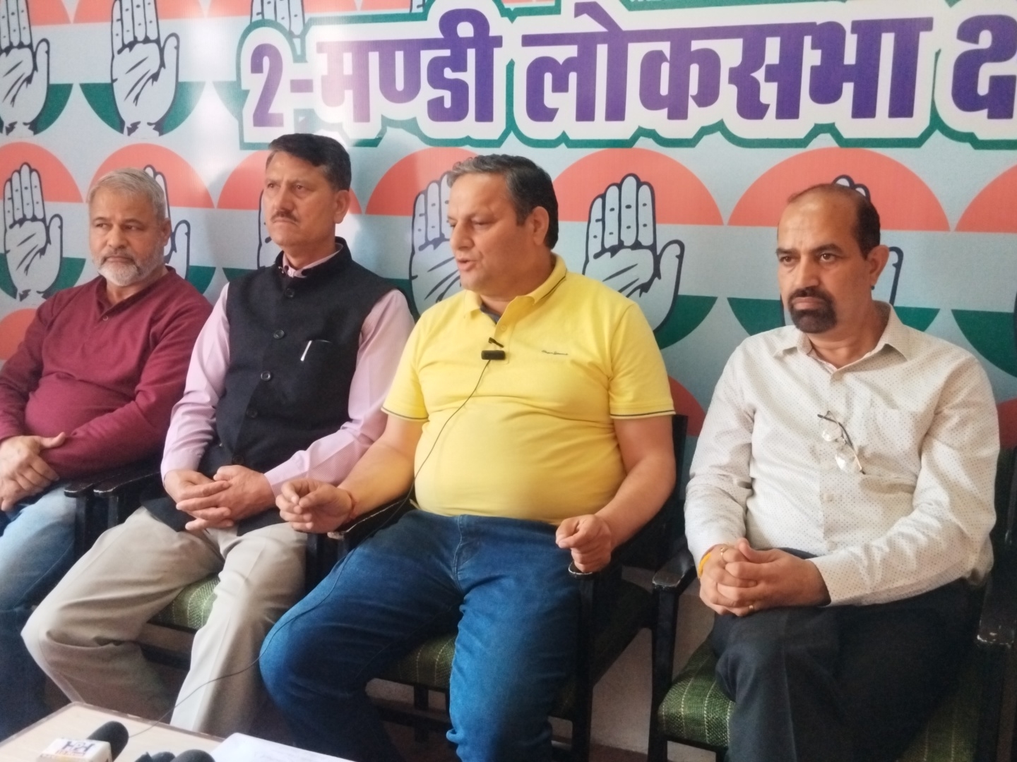 मीडिया से बात करते कांग्रेस नेता पवन ठाकुर।