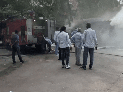 ਗੁਰੂਗ੍ਰਾਮ ਵਿਚ ਬੱਸ ਸਟੈਂਡ 'ਤੇ ਸ਼ਹਿਰ ਦੀ ਬੱਸ ਵਿਚ ਅੱਗ ਬੁਝਾਉਣ ਵਾਲੇ ਬਰੀਗਰਾਂ ਦੇ ਕਰਮਚਾਰੀ ਅੱਗ ਬੁਝਾਉਣ.