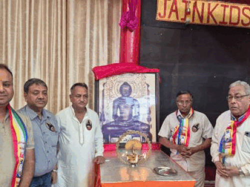 ਪ੍ਰੋਗਰਾਮ ਦੇ ਦੌਰਾਨ Women ਰਤਾਂ ਅਤੇ ਹੋਰ ਅਧਿਕਾਰੀ ਨੱਚ ਰਹੇ ਹਨ.