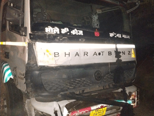 ਟਰੱਕ ਦੇ ਟੱਕਰ ਦੁਆਰਾ ਖਰਾਬ ਹੋਈ ਕਾਰ, ਟਰੱਕ ਡ੍ਰਾਈਵਰ ਉਥੇ ਟਰੱਕ ਨੂੰ ਛੱਡ ਗਿਆ.