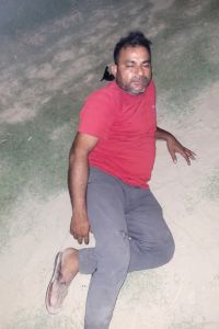 रहीमाबाद इलाके में मुठभेड़ के बाद घायल गो तस्कर।