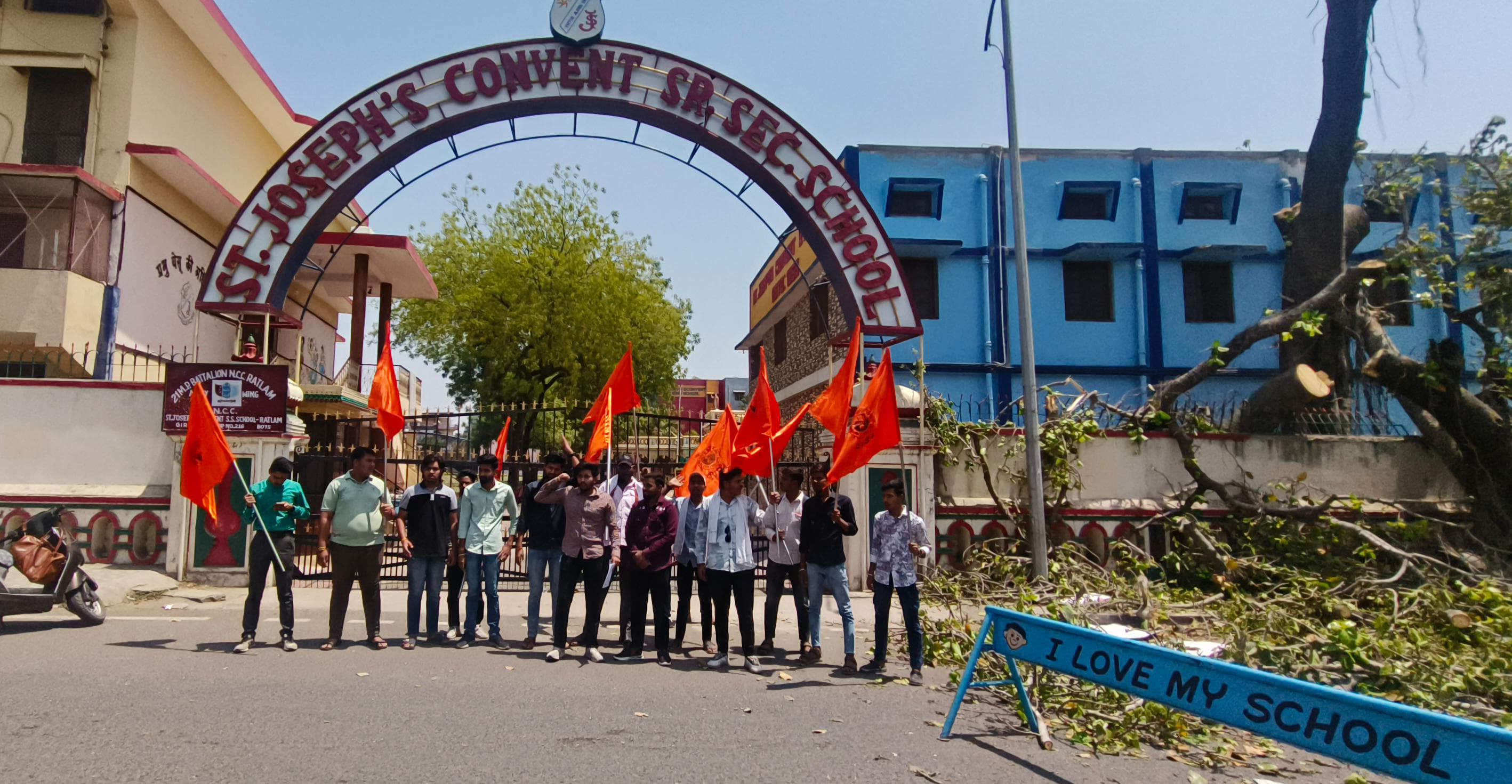 एबीवीपी ने स्कूल के बाहर विरोध जताया।