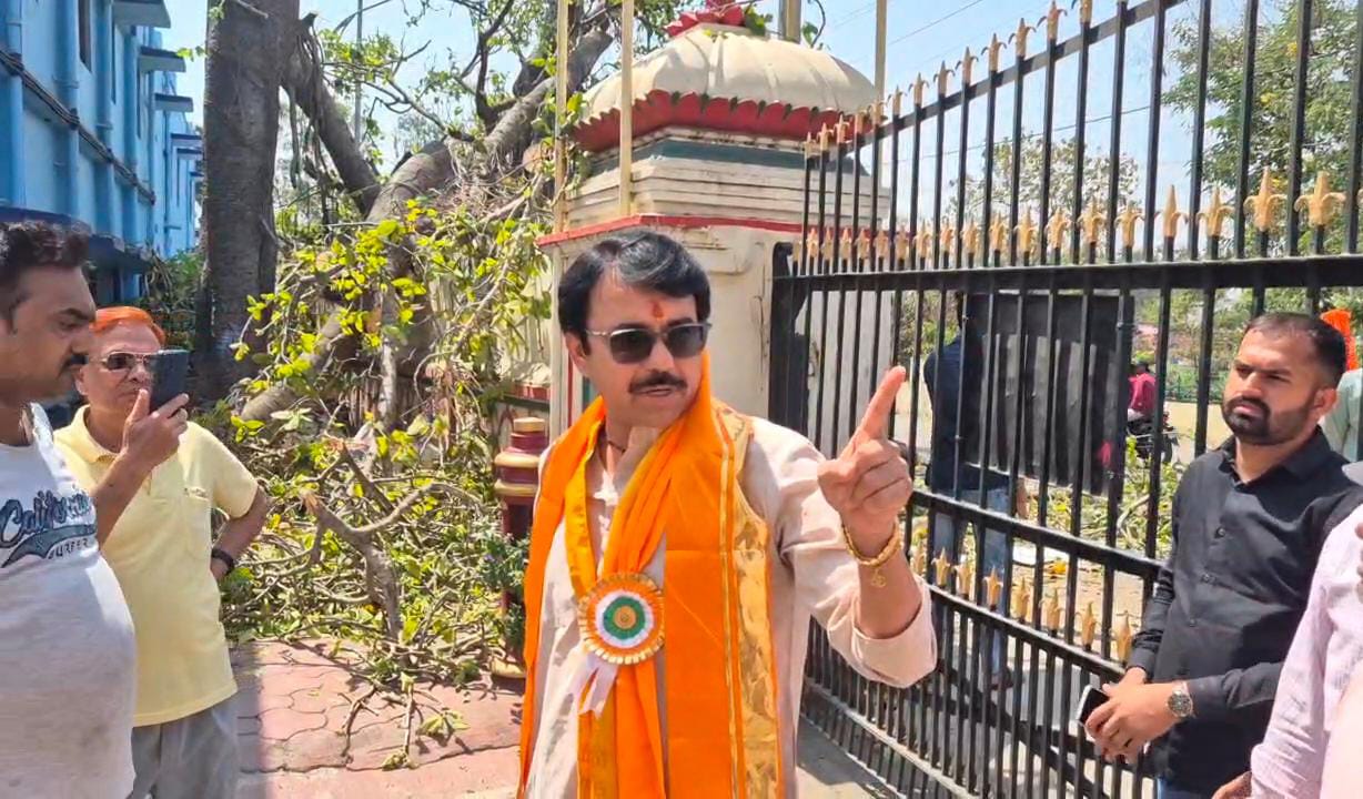 महापौर प्रहलाद पटेल भी स्कूल परिसर में पहुंचे। निगम अधिकारियों को एक लाख रुपए का जुर्माना लगाने को कहा।