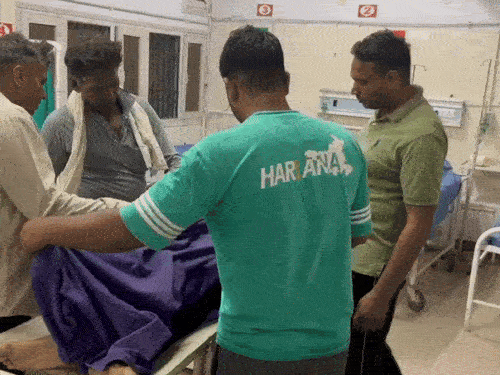 ਹਾਂਸੀ ਦੇ ਜਨਰਲ ਹਸਪਤਾਲ ਵਿੱਚ ਮ੍ਰਿਤਕ ਬਾਡੀ ਦੀ ਪਛਾਣ ਕਰਨ ਵਾਲੇ ਪਰਿਵਾਰਕ ਮੈਂਬਰ.