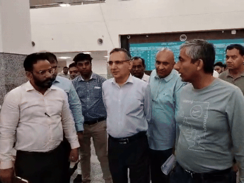 ਸੁਧੀਰ ਰਾਜਪਾਲ, ਵਧੀਕ ਮੁੱਖ ਸਕੱਤਰ, ਸਿਹਤ ਅਤੇ ਮੈਡੀਕਲ ਸਿੱਖਿਆ ਵਿਭਾਗ, ਜੋ ਪੰਡਿਤ ਨਹਿਰਮ ਦੇ ਮੈਡੀਕਲ ਕਾਲਜ ਦੇ ਪ੍ਰਕਾਸ਼ ਦੀ ਜਾਂਚ ਲਈ ਪਹੁੰਚੇ