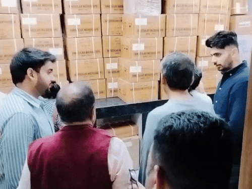 ਸੁਧੀਰ ਰਾਜਪਾਲ, ਵਧੀਕ ਮੁੱਖ ਸਕੱਤਰ, ਸਿਹਤ ਅਤੇ ਮੈਡੀਕਲ ਸਿੱਖਿਆ ਵਿਭਾਗ, ਜੋ ਪੰਡਿਤ ਨਹਿਰਮ ਦੇ ਮੈਡੀਕਲ ਕਾਲਜ ਦੇ ਪ੍ਰਕਾਸ਼ ਦੀ ਜਾਂਚ ਲਈ ਪਹੁੰਚੇ