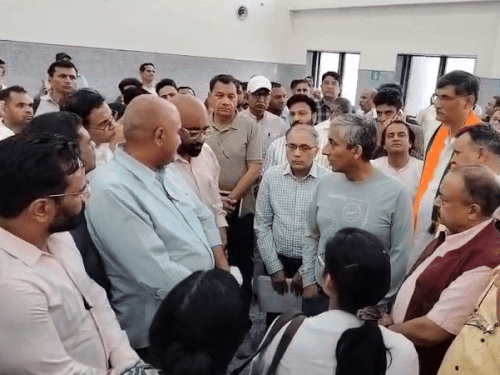 ਸੁਧੀਰ ਰਾਜਪਾਲ, ਵਧੀਕ ਮੁੱਖ ਸਕੱਤਰ, ਸਿਹਤ ਅਤੇ ਮੈਡੀਕਲ ਸਿੱਖਿਆ ਵਿਭਾਗ, ਜੋ ਪੰਡਿਤ ਨਹਿਰਮ ਦੇ ਮੈਡੀਕਲ ਕਾਲਜ ਦੇ ਪ੍ਰਕਾਸ਼ ਦੀ ਜਾਂਚ ਲਈ ਪਹੁੰਚੇ