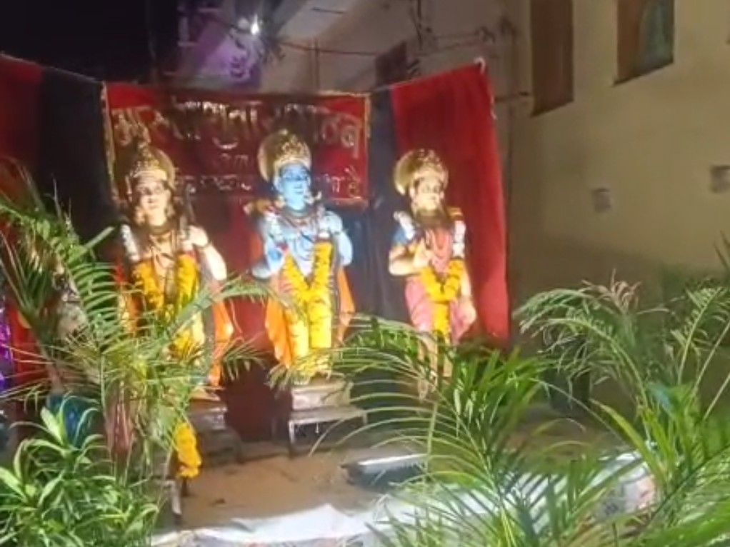 शोभायात्रा में अलग-अलग झांकियां भी शामिल की गईं।