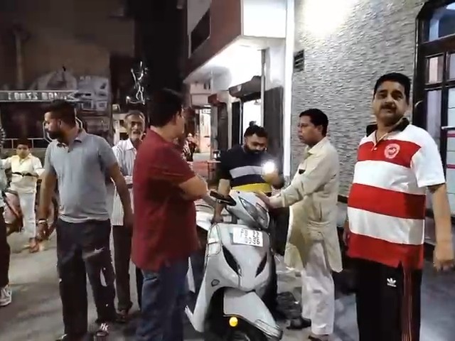 वारदात के बाद मौके पर जमा लोग जानकारी देते हुए - Dainik Bhaskar