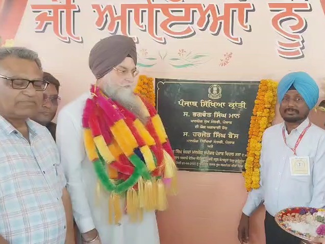 कोटकपूरा के सरकारी स्कूल में उदघाटन करते विधानसभा स्पीकर संधवां। - Dainik Bhaskar