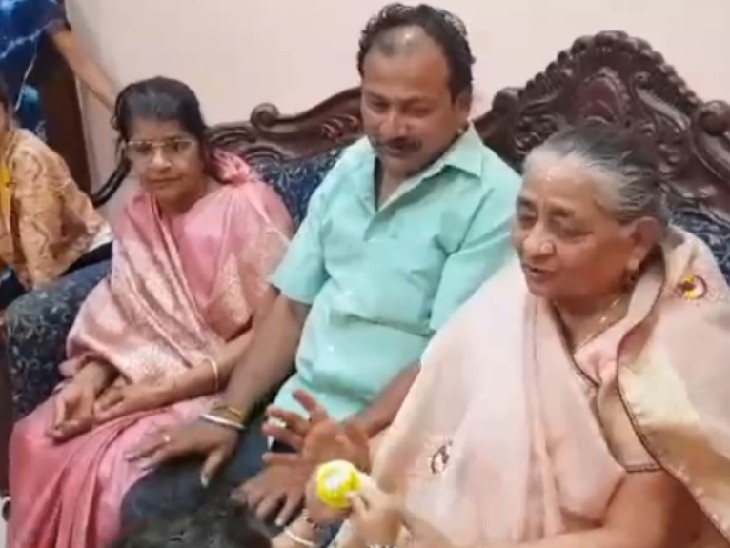 मां और चाची के साथ बेटा विपिन शुक्ला, मन्नत पूरी हुई तो 10 रुपए के सिक्कों से तौला।