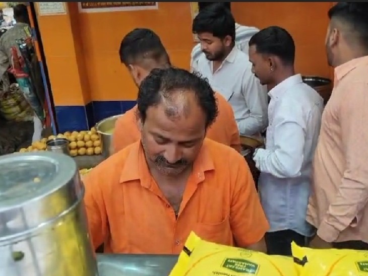 जगदलपुर में चाट की दुकान चलाते हैं विपिन। ये बिजनेस उन्होंने 20 साल पहले शुरू किया था।