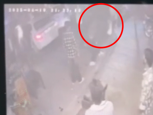 चाकू से हमले के बाद सुरेंद्र बेहोश होकर सड़क पर गिर गया और बदमाश वहां से फरार हो गए।