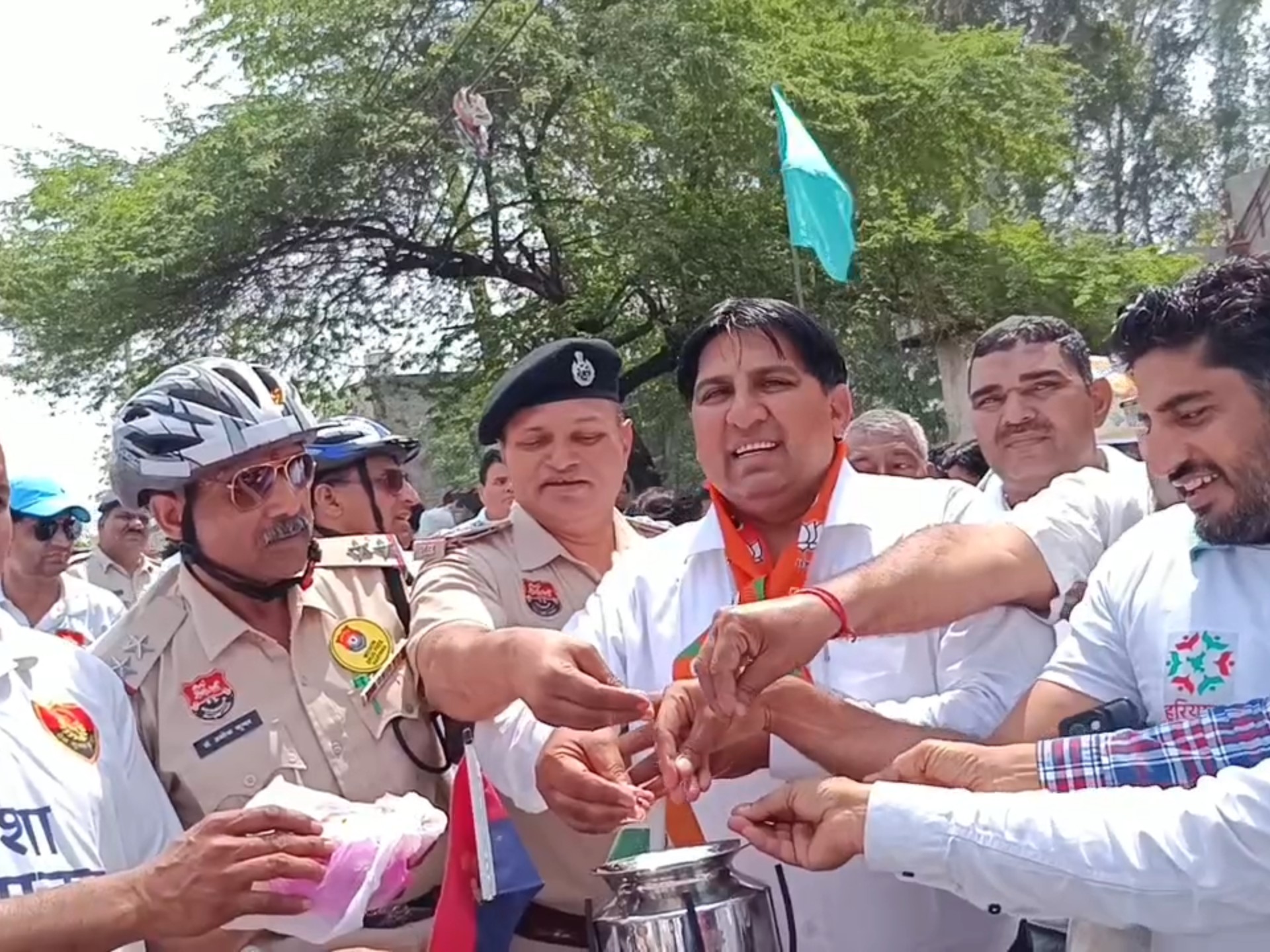 लौटे में नमक डालकर शपथ लेते हुए।